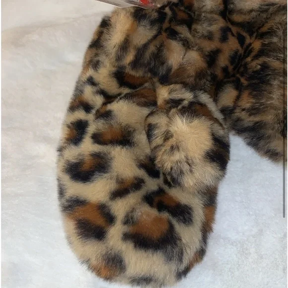 🍭 Soft, Luxurious, Fluffy Faux Fur Leopard Mittens NWT - Picture 4 of 6